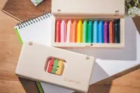 在飛比找博客來優惠-【蜂巢蠟筆】日本製兒童無毒12色蠟筆 木盒款(刻字版)
