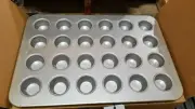 Bundy Chicago Metallic Bakeware 45605 glazed 24-cavity Cupcake / Muffin Pan 560d