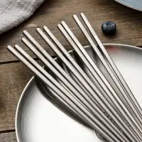 在飛比找樂天市場購物網優惠-輕奢鈦筷子家用家庭筷套裝餐具防滑隔熱金屬成人筷子創意
