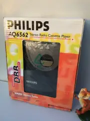 Philips AQ 6562/11 Cassette Player Radio Walkman New in box Headphones