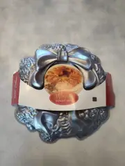 Nordic Ware Christmas Wreath Cake Pan Holiday Bundt Cast Aluminum Non-Stick 12"