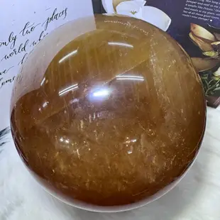 頂級亮透💯天然黃冰晶球1號7313公克❤️（A)頂級酒黃✨招偏財運之石❤️大款直徑17.3公分🤩不是黃水晶球❌是黃冰晶球