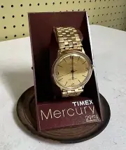 Mens Vtg NOS Timex Gold Tone Round Dial Watch Water Resistant Great Britain