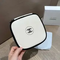 在飛比找Yahoo!奇摩拍賣優惠-Chanel 2023香奈兒專櫃贈品奢華系列米色方形化妝包。