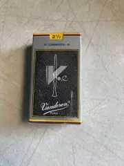 Vandoren V12 Bb Clarinet Reeds Strength 2.5 Box of 10