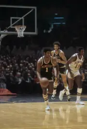 Milwaukee Bucks Oscar Robertson In Action Basketball 1971 OLD PHOTO