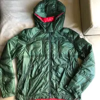 在飛比找蝦皮購物優惠-保證正品 MONCLER 綠色 紅內裡 薄 羽絨外套 可攜帶