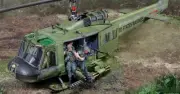 COLLECTORS SHOWCASE VIETNAM WAR CS01179 U.S.MARINE BUCCANEER HUEY HOG HELICOPTER