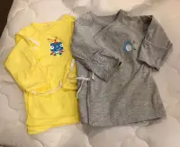 在飛比找Yahoo!奇摩拍賣優惠-麗嬰房 嬰兒 紗布衣 美國棉 長袖肚衣 新生兒睡衣 和尚服 