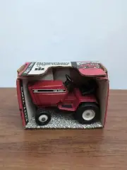 1/16 Ertl International Lawn & Garden 682 Cub Cadet Tractor