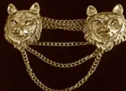 Wolf cloak clasp large size with chain in gold metal screw on style