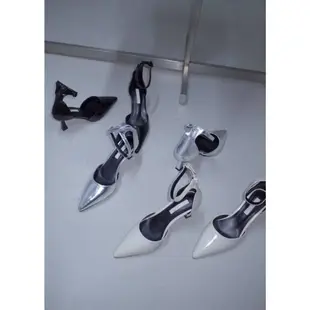 【 mooli 】韓國尖頭細跟扣帶高跟涼鞋、跟高7cm、黑色米白色銀色