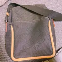 在飛比找蝦皮購物優惠-LOUIS VUITTON 路易威登 肩背包 M93040 