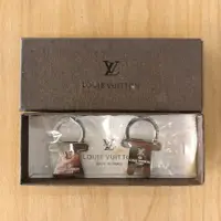 在飛比找PopChill優惠-[二手] LV 金屬吊飾 鑰匙圈 2入組