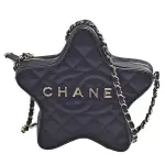 【CHANEL 香奈兒】經典金屬品牌LOGO菱格縫線尼龍星星造型斜背包(黑色AS4579-BLK-GP)