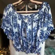 NWT Band Of The Free Blouse Size Medium blue white Floral Ruffle Crop Flowy