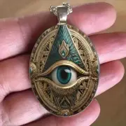 (1) MAGIC EYE NECKLACE. WOULD MAKE A NICE GIFT TO YOUR FRIENDS.