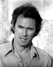 CLINT EASTWOOD IN "EVERY WHICH WAY BUT LOOSE" - 8X10 PUBLICITY PHOTO (ZY-919)