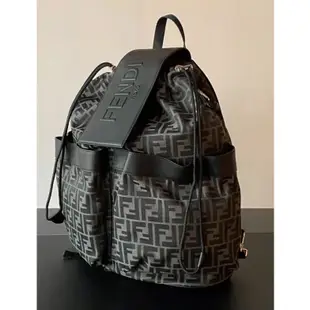 Fendi 7VZ070 男款 FF 布料中型抽繩背包 黑色《2024季度新品》