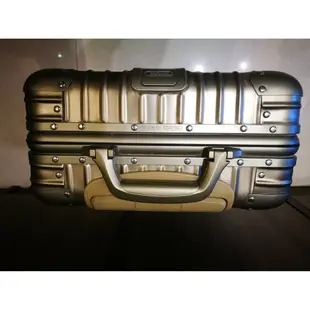 金色 RIMOWA TOPAS TITANIUM 四輪登機箱(全新)