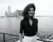 JACQUELINE KENNEDY ONASSIS - 8X10 PHOTO (OP-786)