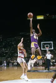 Lucius Allen Los Angeles Lakers shoots over Phil Chenier Washingt- 1974 Photo