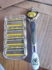 Gillette FUSION Razor for Men, 1 Gillette Razor, 4 Razor Blade Refills