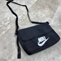 在飛比找蝦皮購物優惠-NIKE 側背包LOGO CW9300 黑 男女