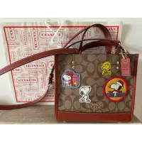 在飛比找蝦皮購物優惠-美國 近全新 正品 coach 聯名 snoopy 徽章托特