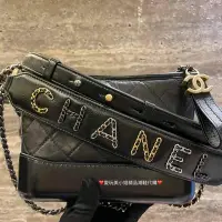 在飛比找Yahoo!奇摩拍賣優惠-CHANEL 香奈兒 小號 皮穿金屬字母Logo 流浪包👜