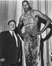 WILT CHAMBERLAIN SAPERSTEIN HARLEM GLOBETROTTERS 8x10 PHOTO