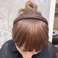 在飛比找momo購物網優惠-【bibi】工廠批發可愛造型真髮劉海一體辮子鬢角髮箍