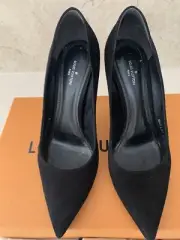 louis vuitton size 37.5 gorgeous classy suede pump worn one time only