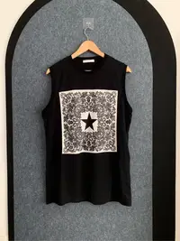 在飛比找Yahoo!奇摩拍賣優惠-Givenchy紀梵希腰果花圖案黑色背心