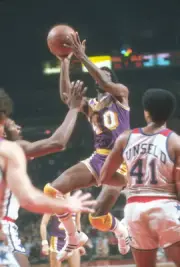 Lucius Allen Los Angeles Lakers shoots v the Washington Bullets a- 1976 Photo