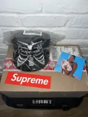SUPREME NEW ERA BONES “BLACK/WHITE” BRIM CAP SS25 SIZE (7 1/8)