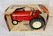 VINTAGE 1980 ERTL INTERNATIONAL FARMALL NARROW FRONT FARM TRACTOR #415, 1:16