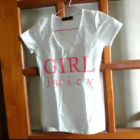 在飛比找蝦皮購物優惠-GIRL juicy字母質感印花V領上衣 T-Shirt