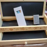 在飛比找蝦皮購物優惠-可愛小黑板木製抽屜鉛筆盒。