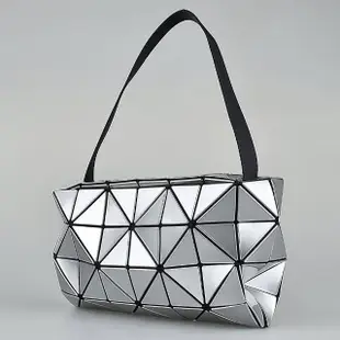 【ISSEY MIYAKE 三宅一生】BAO BAO ISSEY MIYAKE 三宅一生字母LOGO幾何格PVC 2X3拉鍊斜背包(銀)