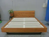在飛比找Yahoo!奇摩拍賣優惠-新竹二手家具◎百豐悅2手家具-2手 床架 六尺全實木工業風床