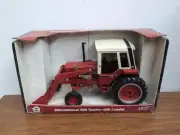 1/16 Ertl Farm Toy International 986 Tractor With Loader w/Box