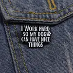 “L WORK HARD SO MY DOG CAN HAVE NICE THINGS”文字短語琺瑯胸針寵物情人背包徽章