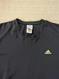 在飛比找Yahoo!奇摩拍賣優惠-Adidas 黑色短袖運動T shirt 籃球衣 慢跑衣