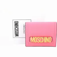 在飛比找Yahoo奇摩購物中心優惠-MOSCHINO 金色字母荔紋牛皮釦式短夾(玫瑰粉)