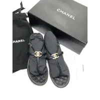 在飛比找蝦皮購物優惠-二手正品Chanel 香奈兒 金釦珍珠logo 夾腳涼鞋 可