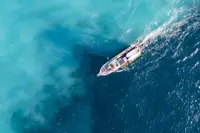 在飛比找KKday優惠-【宜蘭龜山島牛奶海私人遊艇包船】SUP 立式划槳體驗、浮潛 
