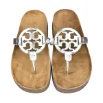 【TORY BURCH】TORY BURCH MILLER CLOUD圓型鏡面LOGO牛皮拖鞋(銀X棕)