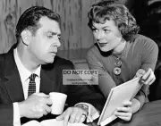 11X14 PUBLICITY PHOTO - RAYMOND BURR AND BARBARA HALE IN "PERRY MASON" (FB-196)