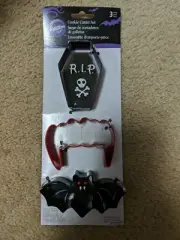 NEW Wilton Vampire Cookie Cutter Set of 3 (coffin, fangs & bat)